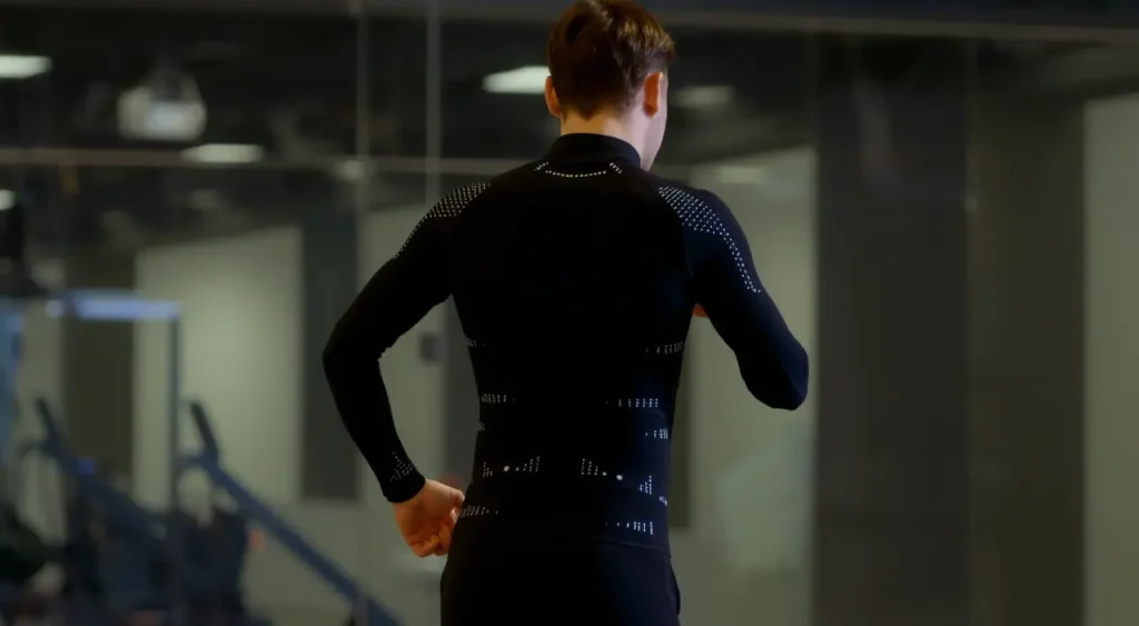 Умный костюм с встроенными датчиками для адаптивных тренировок